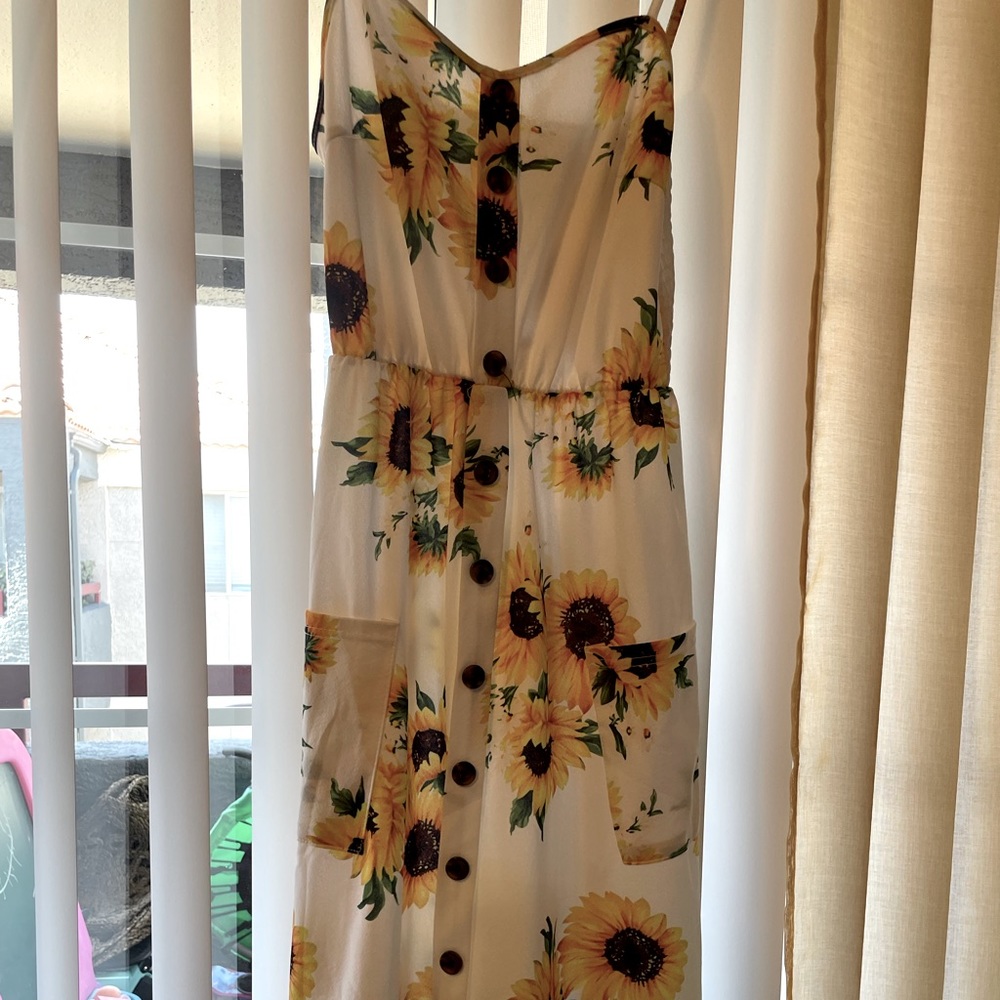 Beautiful Sunflower dress! And it has pockets!